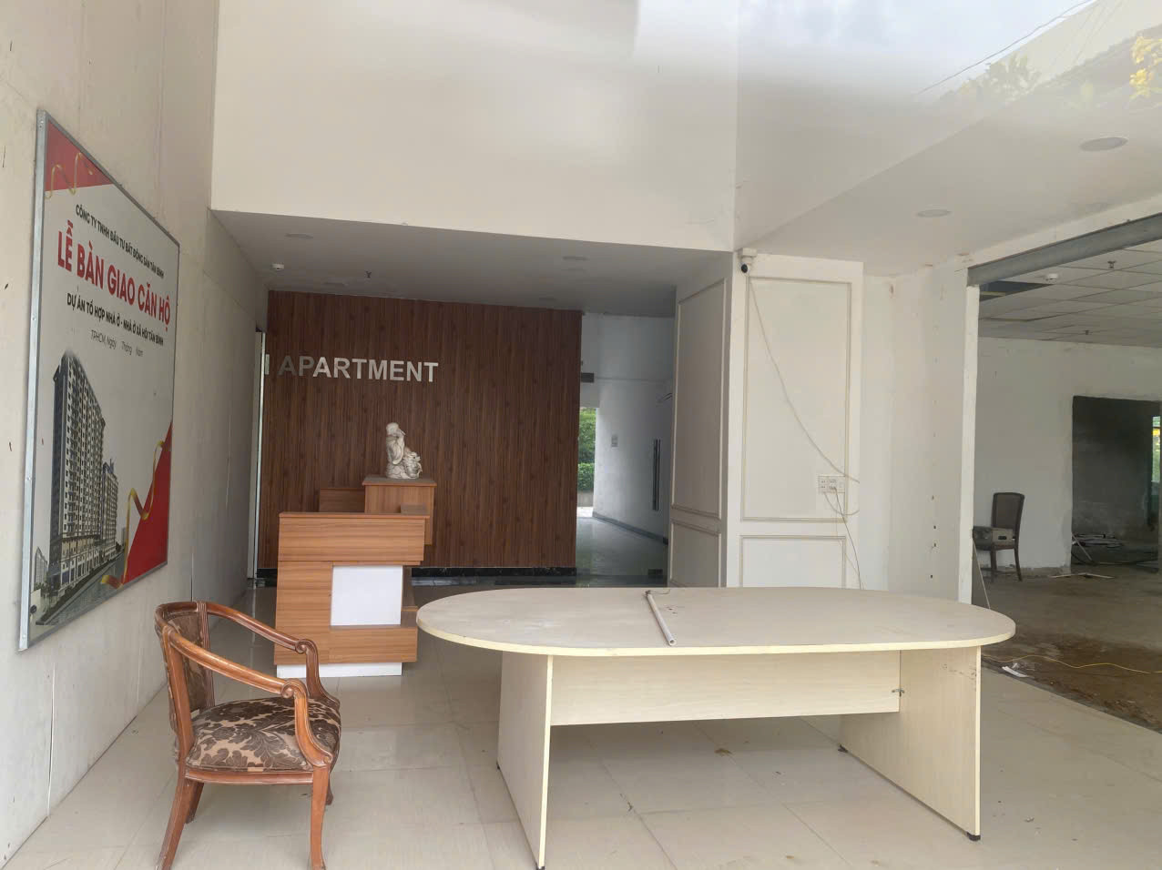 Cảnh nhếch nhác bên trong một căn hộ ở tầng trệt của dự án.