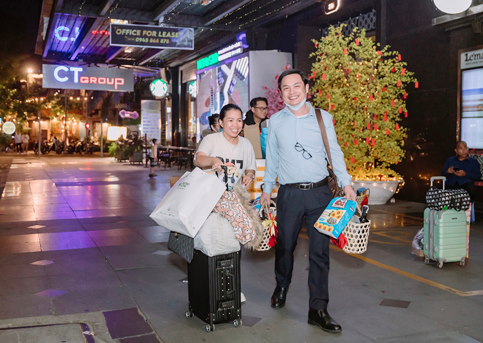 CBNV chuẩn bị hành lý về quê bằng chuyến xe đoàn viên.