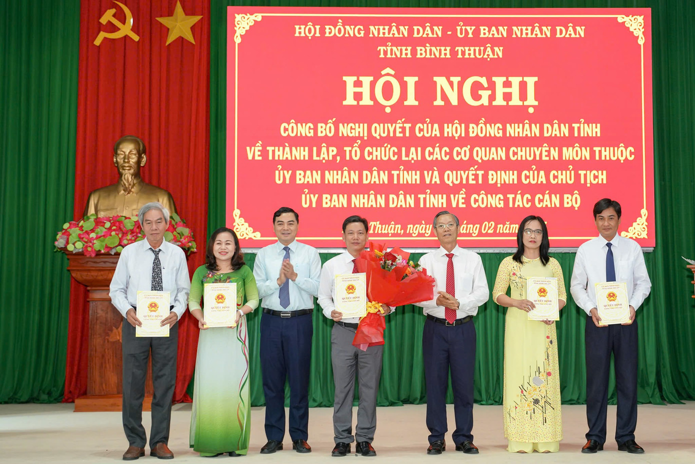 Lãnh đạo tỉnh Bình Thuận trao quyết định thành lập và bổ nhiệm lãnh đạo Sở Nội vụ.