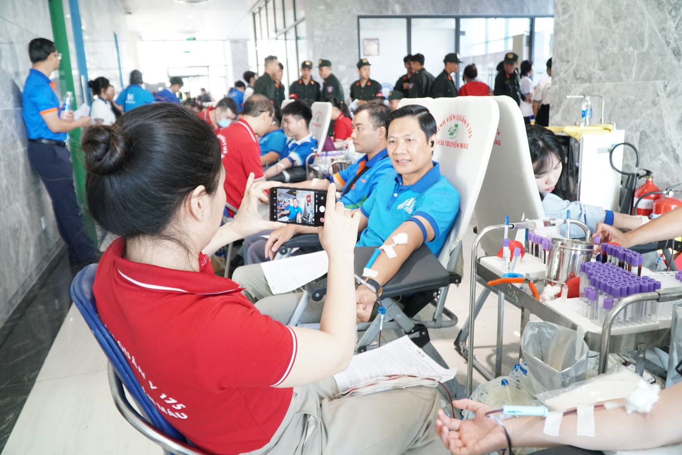 Cán bộ, nhân viên, sinh viên Trường Đại học Văn Hiến tham gia hiến máu. Cán bộ, nhân viên, sinh viên Trường Đại học Văn Hiến tham gia hiến máu.