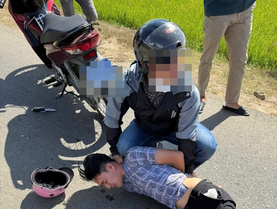 Lực lượng chức năng khống chế đối tượng Nguyễn Nhựt Thanh. Lực lượng chức năng khống chế đối tượng Nguyễn Nhựt Thanh.