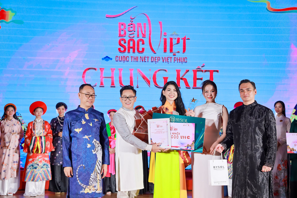 Cuộc thi “Nét đẹp Việt phục 2025” chính là hành trình tôn vinh vẻ đẹp truyền thống. Cuộc thi “Nét đẹp Việt phục 2025” chính là hành trình tôn vinh vẻ đẹp truyền thống.