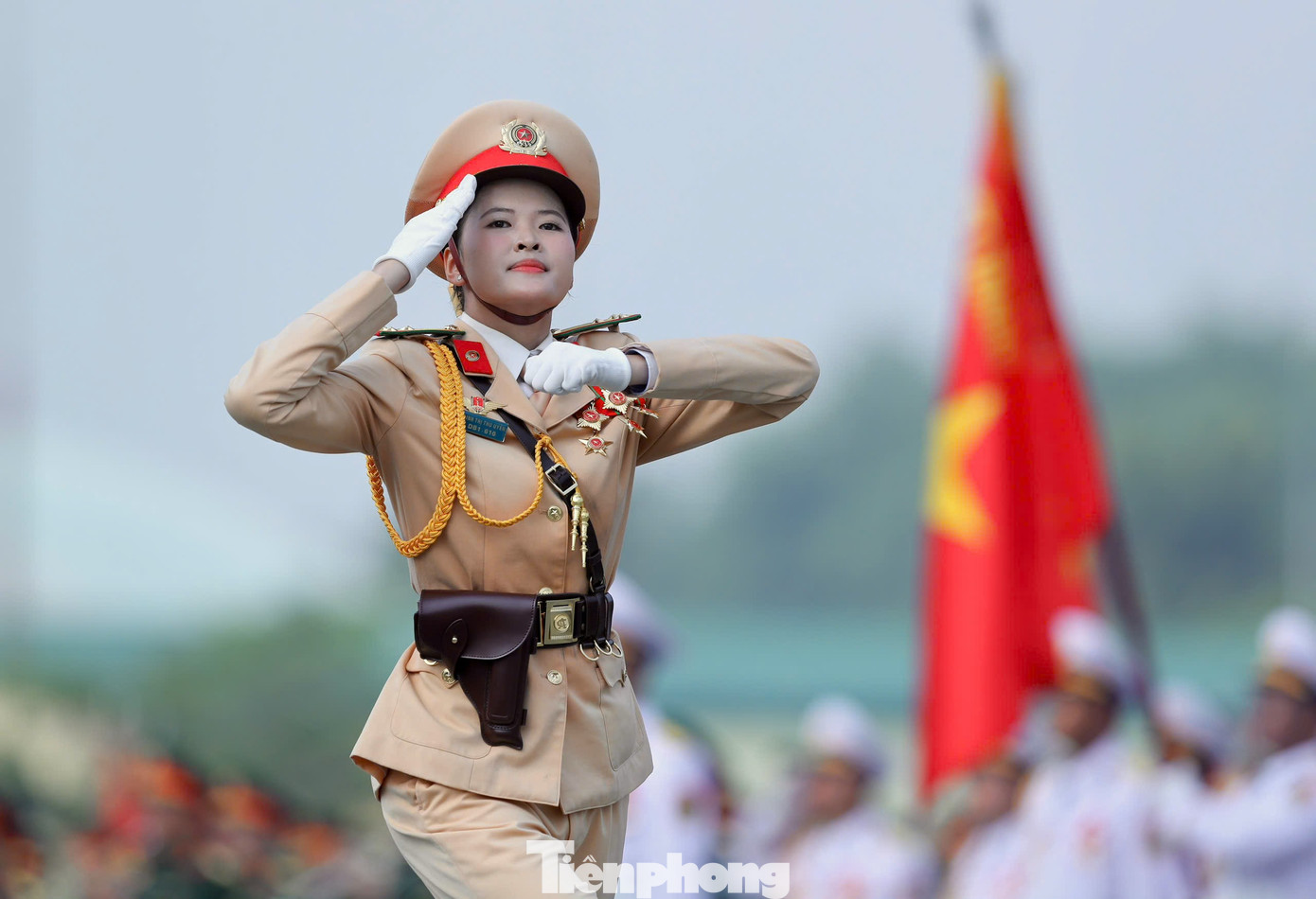 Nữ chiến sĩ Cảnh sát Giao thông tham gia buổi tổng hợp luyện.