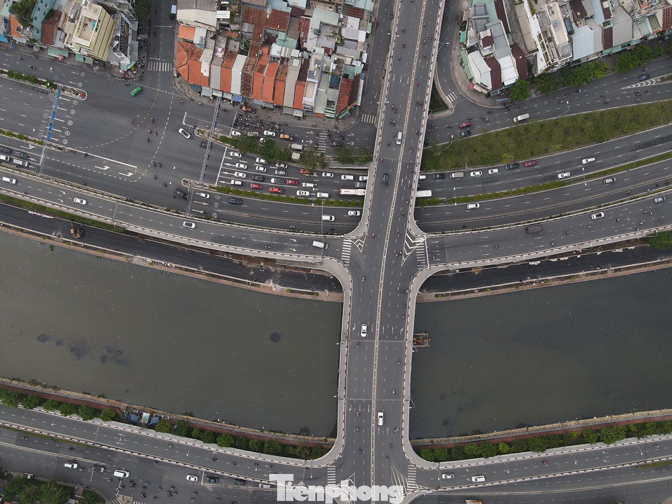 Từ diện mạo lụp xụp, hàng chục ngàn cư dân sống bám dọc bờ kênh Tàu Hủ - Bến Nghé và hai bên đường Hàm Tử, Trần Văn Kiểu đã được bố trí tái định cư tới nơi ở mới tốt hơn, tiện nghi hơn, đổi lại một tuyến đường mới khang trang, rộng đẹp.