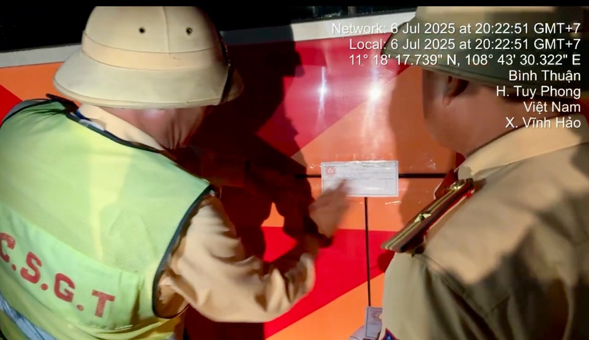 Đội tuần tra kiểm soát giao thông đường bộ cao tốc số 6 đã niêm phong, tạm giữ xe khách mang biển kiểm soát 51B - 413....