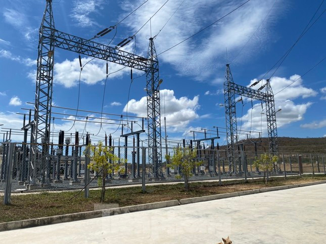 Tập đoàn Vingroup cam kết thực hiện dự án giai đoạn 2025 - 2030 là 25.500 MW điện năng lượng tái tạo và điện LNG. Tập đoàn Vingroup cam kết thực hiện dự án giai đoạn 2025 - 2030 là 25.500 MW điện năng lượng tái tạo và điện LNG.