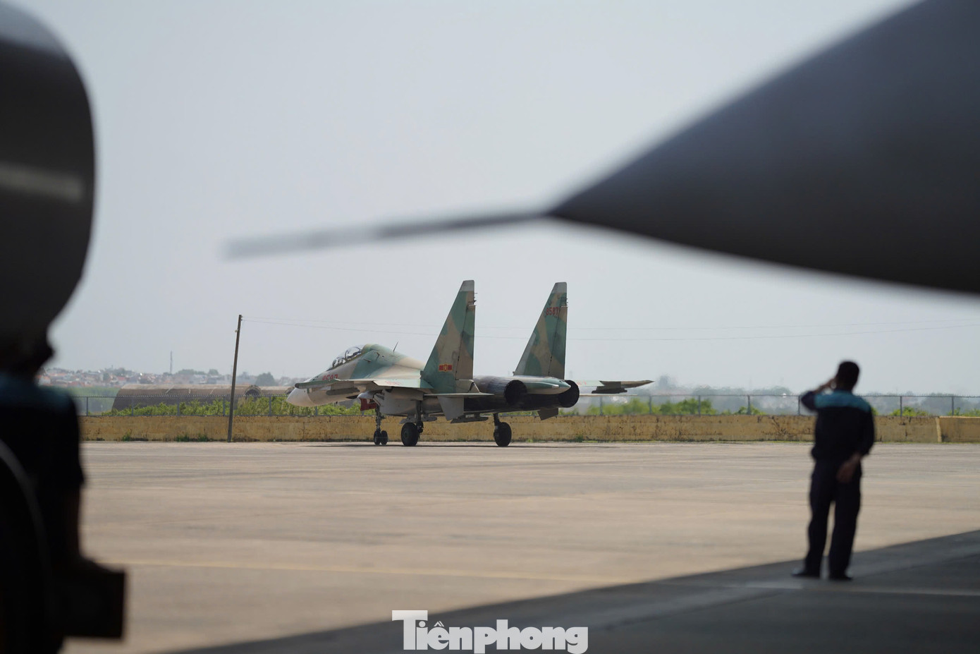 Bóng dáng tiêm kích Su-30MK2 dần xa.