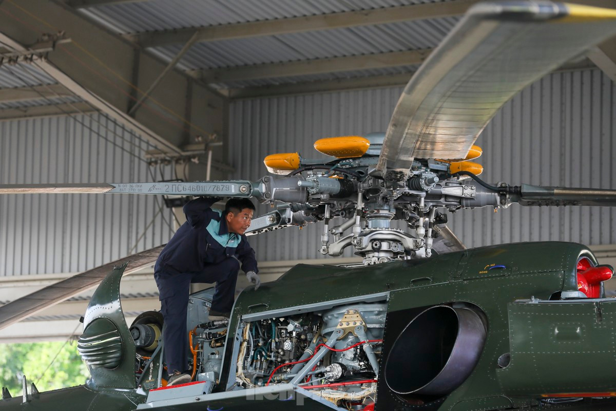 Từng chi tiết đều được kiểm tra kỹ lưỡng để đảm bảo an toàn bay cao nhất.