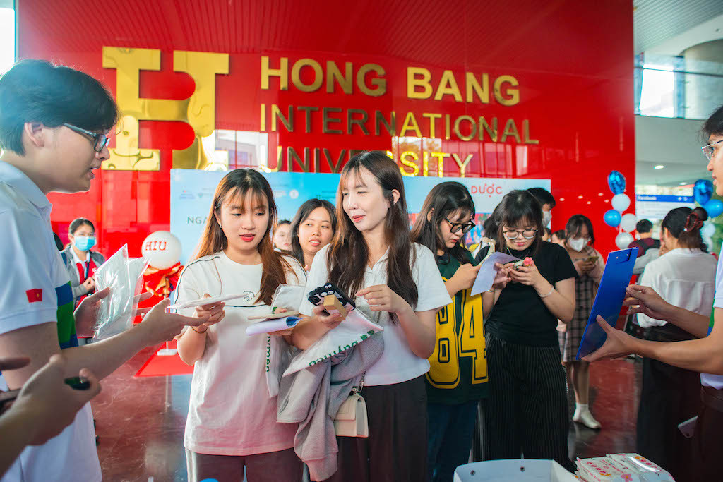 Học sinh, sinh viên trải nghiệm 'MEWE Career Day 2025' - Ngày hội Hướng nghiệp, tổ chức tại HIU.