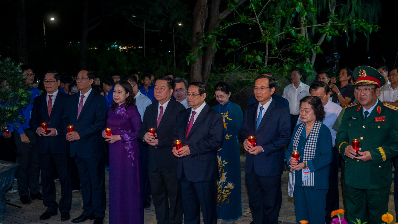 Lãnh đạo Đảng, Nhà nước, bộ, ngành Trung ương và tỉnh Bà Rịa - Vũng Tàu dự Lễ thắp nến tri ân tại Nghĩa trang Hàng Dương (huyện Côn Đảo). Lãnh đạo Đảng, Nhà nước, bộ, ngành Trung ương và tỉnh Bà Rịa - Vũng Tàu dự Lễ thắp nến tri ân tại Nghĩa trang Hàng Dương (huyện Côn Đảo).