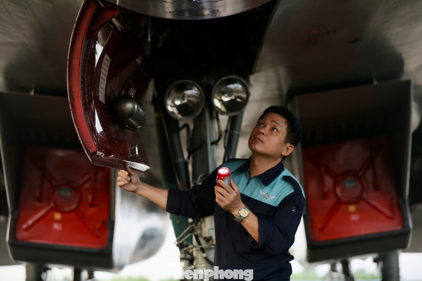 Tương tự với trực thăng hay Yak-130, hàng chục nhân viên kỹ thuật của dàn tiêm kích Su-30MK2 cũng bắt đầu nhiệm vụ từ 3 giờ sáng mỗi ngày.