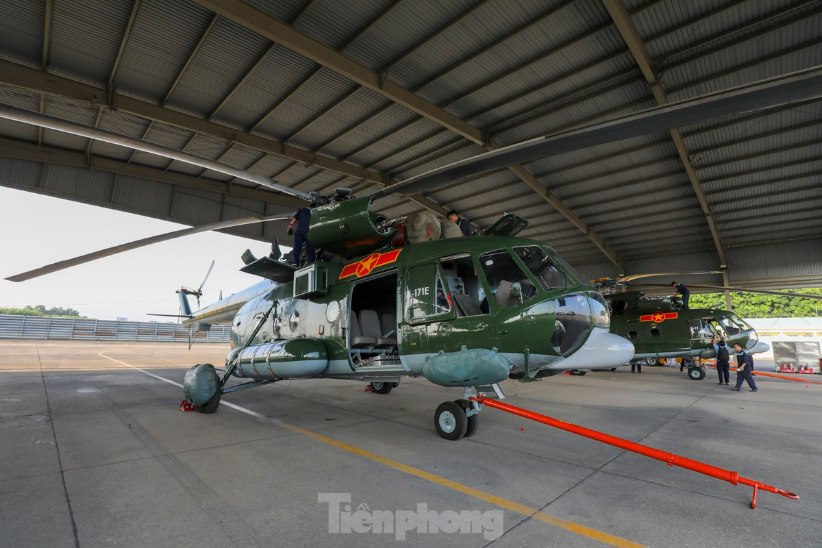 Để chuẩn bị cho máy bay cất cánh, các nhân viên kỹ thuật tiến hành kiểm tra trang thiết bị, động cơ, buồng lái, hệ thống điện, điều khiển... của từng chiếc máy bay.