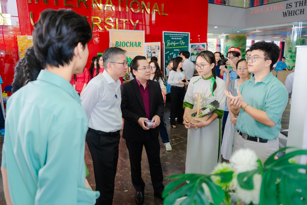 Ban giám khảo chấm điểm các gian hàng. Ban giám khảo chấm điểm các gian hàng.
