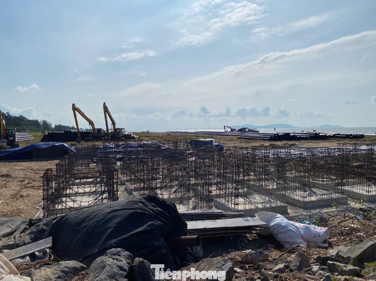 Đặc biệt, tổ hợp giải trí du lịch 122 ha, gồm safari, công viên chủ đề theo mô hình Disneyland, Universal; khu vui chơi nhà băng tuyết Winter Wonderland 30.000 m2 với sân băng, khu trượt tuyết, zipline…