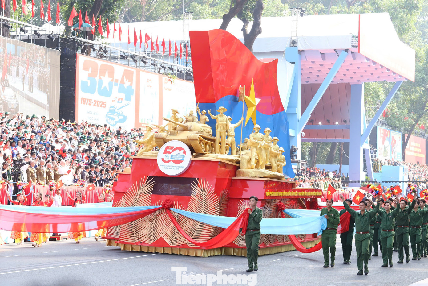 Xe mô hình biểu tượng 50 năm giải phóng miền Nam, thống nhất đất nước. Đại thắng mùa Xuân năm 1975 là một trang sử hào hùng trong lịch sử dựng nước và giữ nước vĩ đại của dân tộc; hoàn thành sứ mệnh lịch sử vẻ vang; giải phóng miền Nam, thống nhất đất nước; đưa nước ta bước vào kỷ nguyên mới.