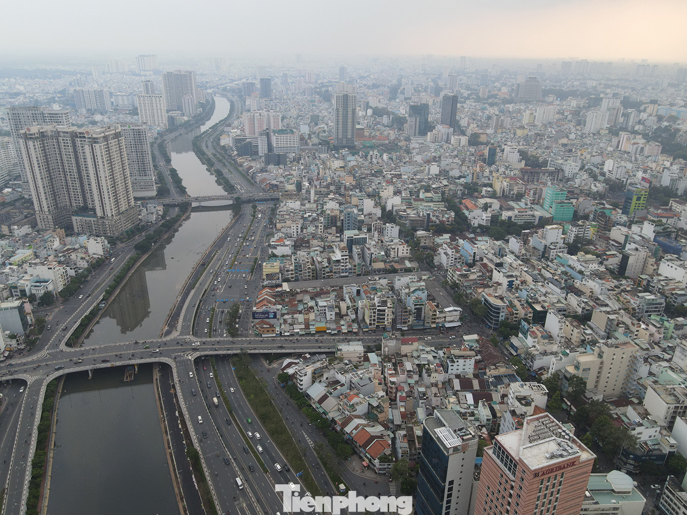 Không chỉ mang ý nghĩa là tuyến đường xuyên tâm trọng điểm dài nhất TPHCM giúp kết nối trung tâm TPHCM với Thủ Thiêm, giảm tải cho cầu Sài Gòn, công trình đại lộ Đông - Tây còn tạo biến chuyển mạnh về bộ mặt đô thị.