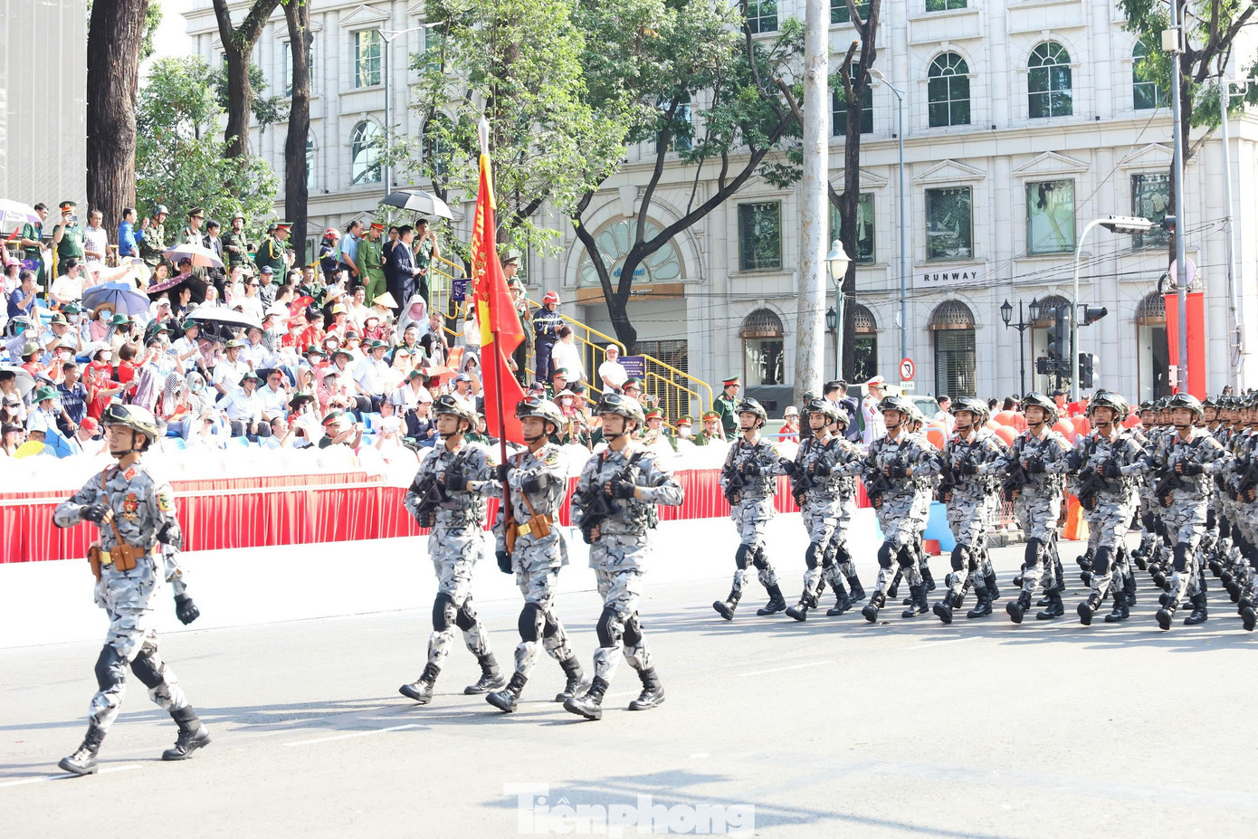Sau khi đi qua Hội trường Thống Nhất, lực lượng diễu binh, diễu hành chia làm 4 hướng di chuyển về điểm tập kết.