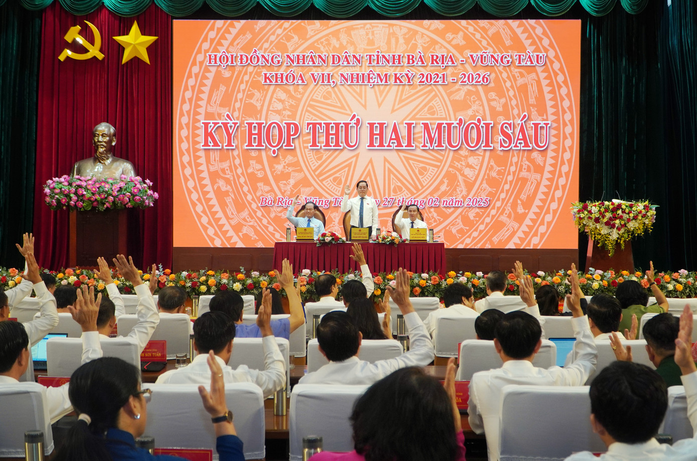 Các đại biểu biểu quyết thông qua nghị quyết thành lập, sáp nhập các sở. Ảnh: báo Bà Rịa - Vũng Tàu.