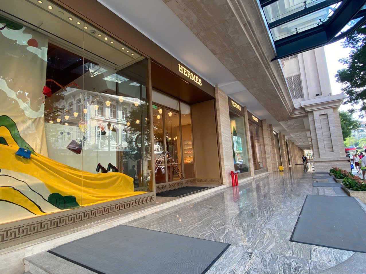 Tầng trệt của Khu phức hợp trung tâm mua sắm - khách sạn Union Square đang kinh doanh nhiều mặt hàng cao cấp, thương hiệu F&amp;B.