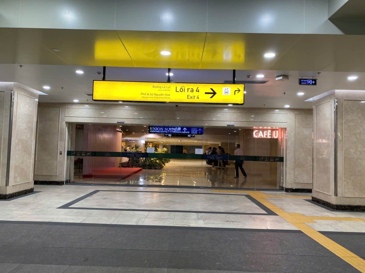 Còn đây là bảng hướng dẫn lối ra số 5 để đi ra phố đi bộ Nguyễn Huệ và đường Lê Lợi.