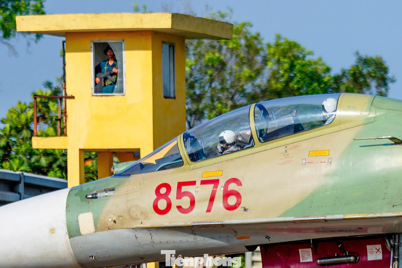 Tiêm kích Su-30MK2 trở về khu tập kết sau chuyến bay.