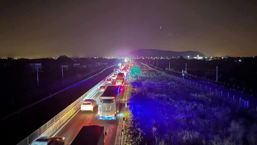 Kẹt xe dài gần chục cây số trên cao tốc Vĩnh Hảo - Phan Thiết.