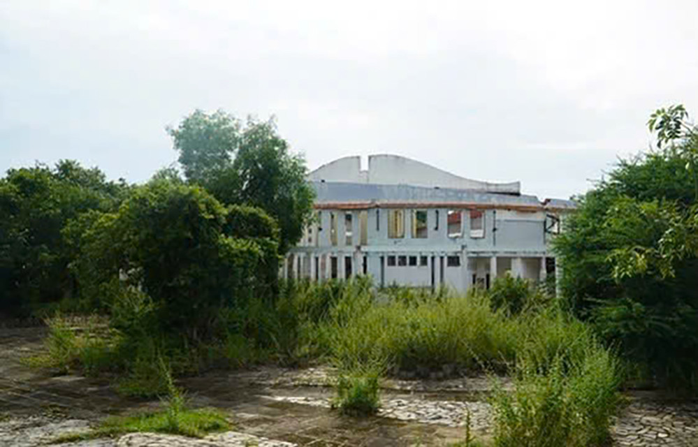 Qua 10 năm bỏ hoang, các công trình khu vui chơi, nhà hàng, khách sạn ở dự án Khu vui chơi giải trí Suối Cát xuống cấp.