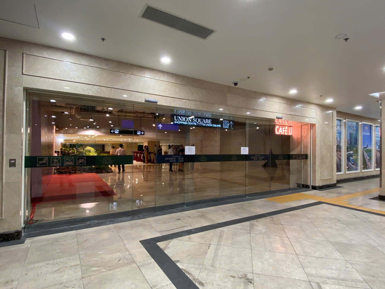 Hướng nhìn vào bên trong Khu phức hợp trung tâm mua sắm - khách sạn Union Square từ ga Nhà hát Thành phố của tuyến metro số 1.