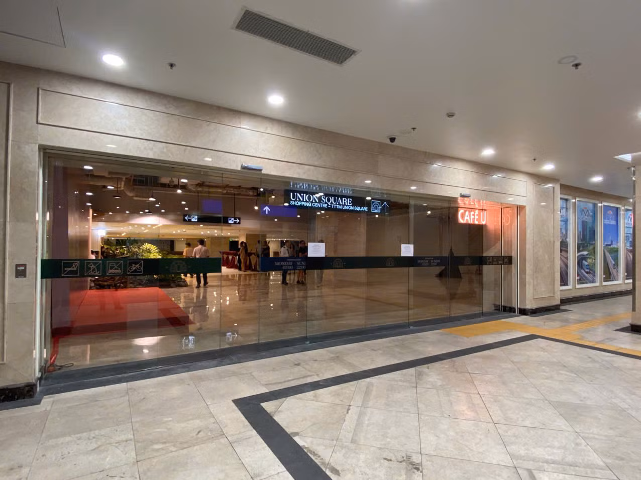 Hướng nhìn vào bên trong Khu phức hợp trung tâm mua sắm - khách sạn Union Square từ ga Nhà hát Thành phố của tuyến metro số 1.