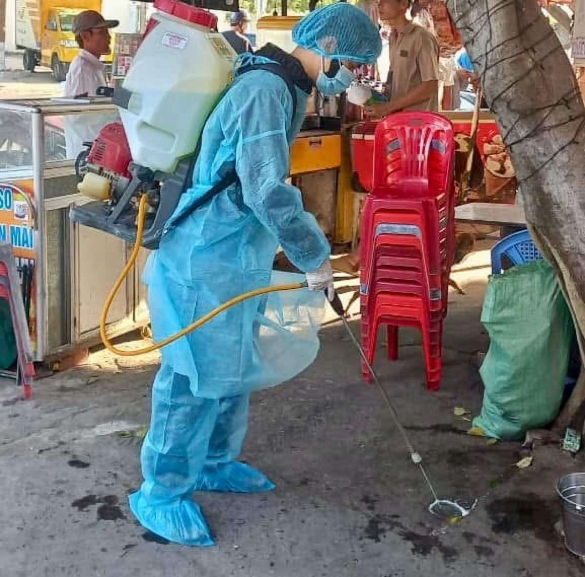 Trung tâm Kỹ thuật và Dịch vụ nông nghiệp TP Phan Thiết phun xịt môi trường xung quanh các nhà dân bị chó cắn.