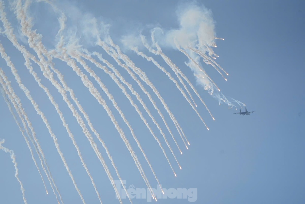 Máy bay tiêm kích thả bẫy nhiệt.