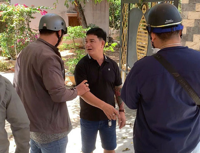 Đối tượng Hoàng bị lực lượng công an bắt giữ sau khi đến gây ép cho nạn nhân. Đối tượng Hoàng bị lực lượng công an bắt giữ sau khi đến gây ép cho nạn nhân.