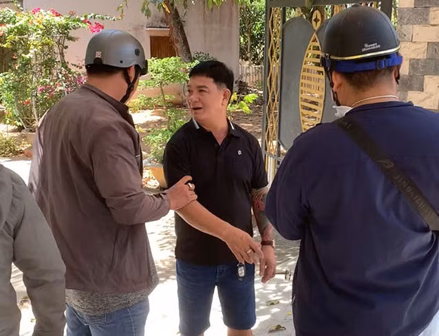 Đối tượng Hoàng bị lực lượng công an bắt giữ sau khi đến gây ép cho nạn nhân. Đối tượng Hoàng bị lực lượng công an bắt giữ sau khi đến gây ép cho nạn nhân.