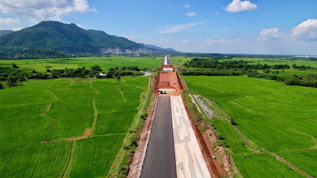 Tuyến cao tốc kết nối sân bay Long Thành đến Hồ Tràm dài 41 km. Tuyến cao tốc kết nối sân bay Long Thành đến Hồ Tràm dài 41 km.