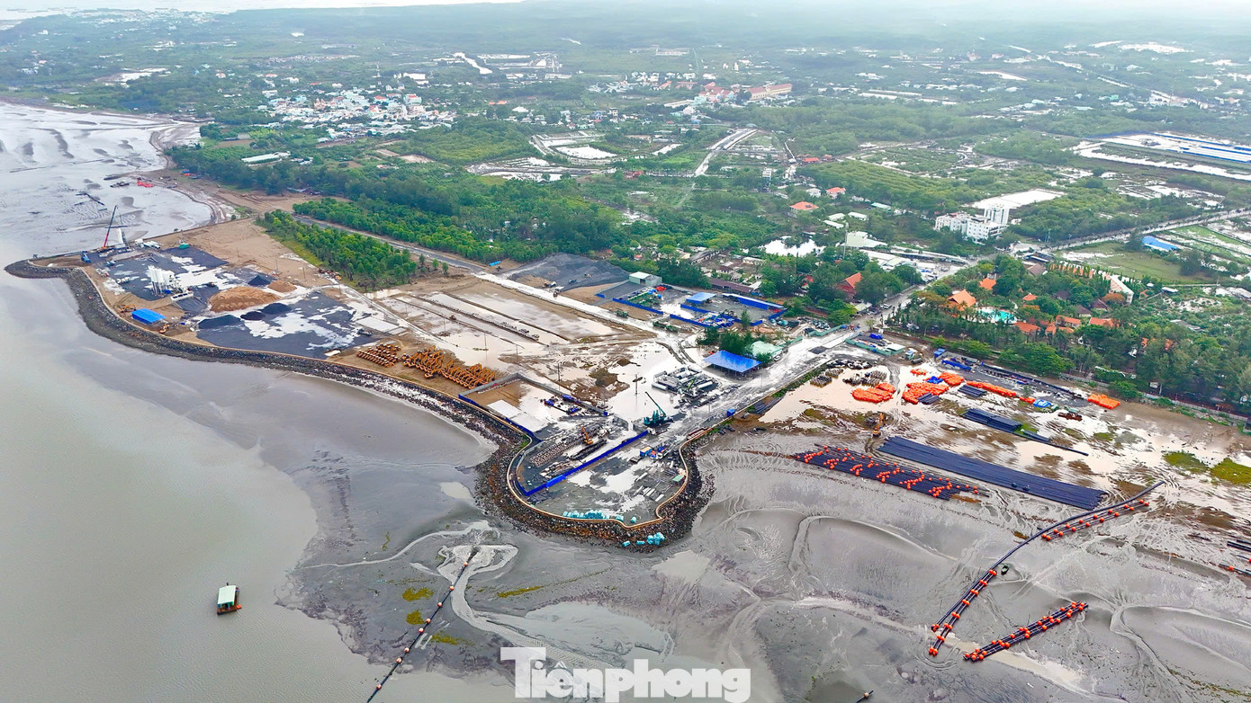 Trong đó, phân khu A khoảng 953 ha, là khu ở sinh thái gắn với dịch vụ du lịch khu vực cửa ngõ khu đô thị du lịch biển Cần Giờ. Trong phân khu A được phân thành 8 khu, gồm 4 đơn vị ở (A1, A3, A4, A6) và 4 khu chức năng (A2, A5, A7, A8).