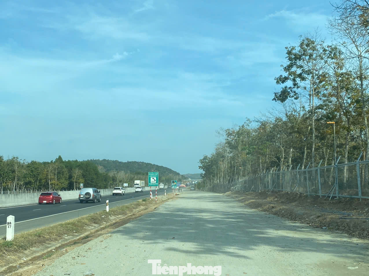 Hiện tại, đường dẫn vào lẫn lối ra của hai trạm dừng nghỉ này vẫn là đường đất, chưa được thảm nhựa.