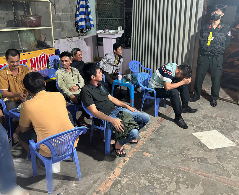 Công an kiểm tra quán cà phê do ông Huỳnh Tấn Bửu làm chủ trên đường Hồ Xuân Hương, thuộc phường Mũi Né, TP. Phan Thiết. Công an kiểm tra quán cà phê do ông Huỳnh Tấn Bửu làm chủ trên đường Hồ Xuân Hương, thuộc phường Mũi Né, TP. Phan Thiết.