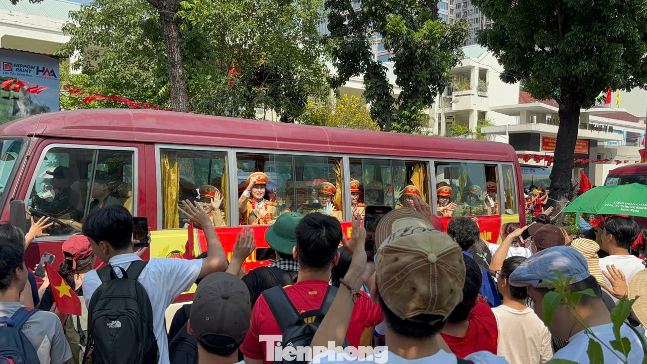 Sau khi lên xe, các chiến sĩ tiếp tục đón nhận tình cảm của hàng nghìn người đứng dọc tuyến đường dài hàng km cho đến lúc ra khỏi trung tâm TPHCM.