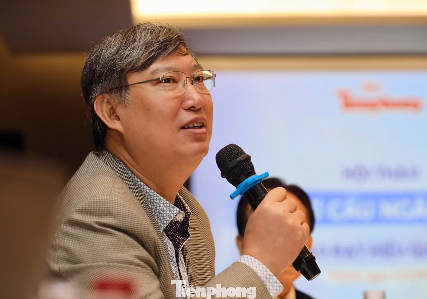 Ông Nguyễn Xuân Thành - Giảng viên Chính sách công, Đại học Fulbright Việt Nam phát biểu tại hội thảo.
