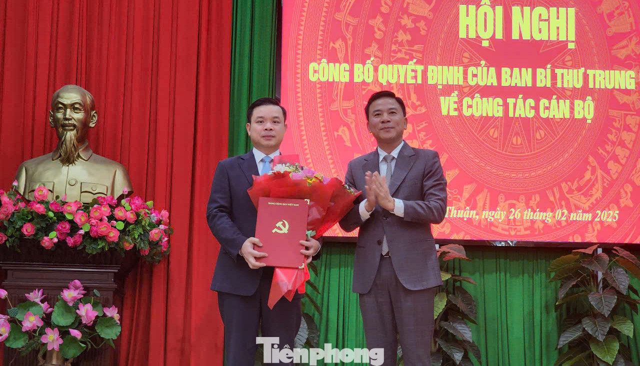 Phó trưởng Ban Tổ chức Trung ương Đỗ Trọng Hưng trao quyết định của Ban Bí thư Trung ương Đảng, tặng hoa chúc mừng ông Đỗ Hữu Huy. Phó trưởng Ban Tổ chức Trung ương Đỗ Trọng Hưng trao quyết định của Ban Bí thư Trung ương Đảng, tặng hoa chúc mừng ông Đỗ Hữu Huy.