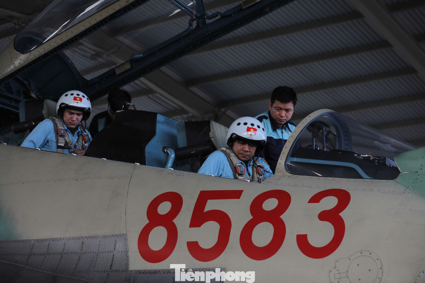 Sau khi kiểm tra, hai phi công ngồi vào buồng lái với mũ bảo hiểm chuyên dụng, đeo dây an toàn, mặt nạ kết nối với hệ thống điều chỉnh áp suất để đưa máy bay ra đường băng.