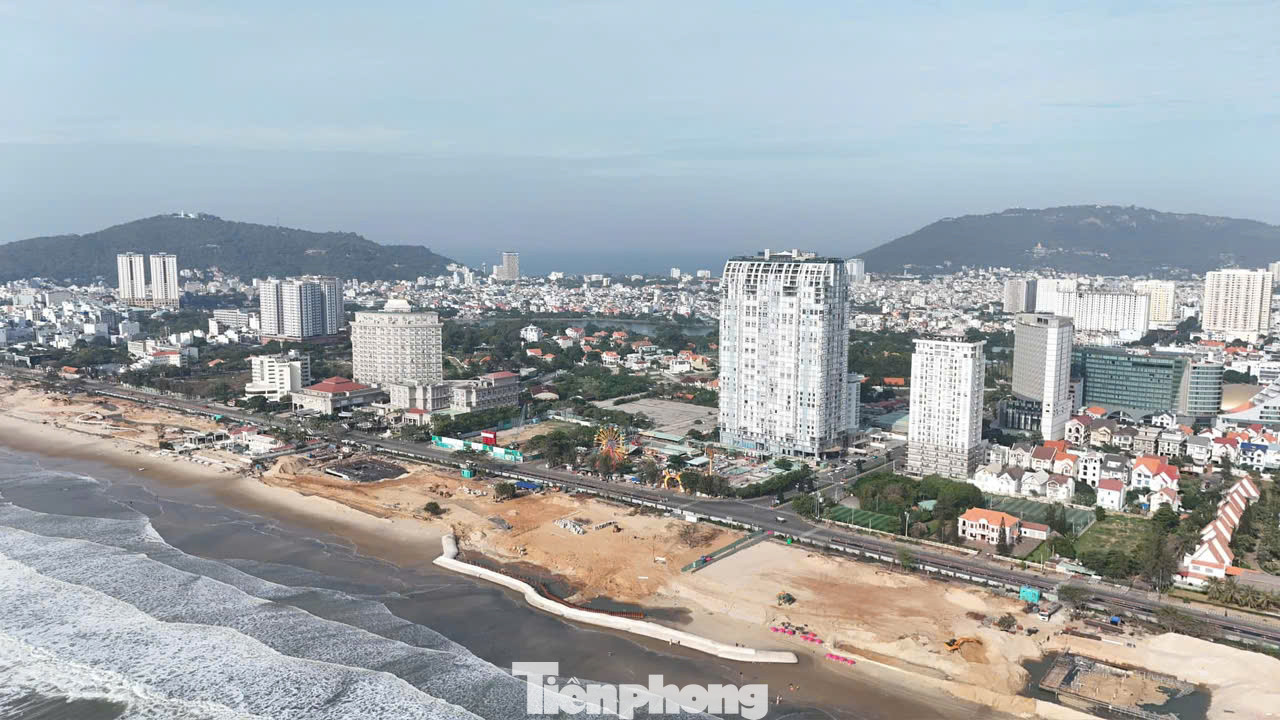 Quảng trường Thùy Vân là dự án thành phần thuộc dự án Chỉnh trang trục đường Thùy Vân. Công trình có vốn đầu tư công hơn 1.090 tỷ đồng, từ nguồn ngân sách tỉnh Bà Rịa - Vũng Tàu.