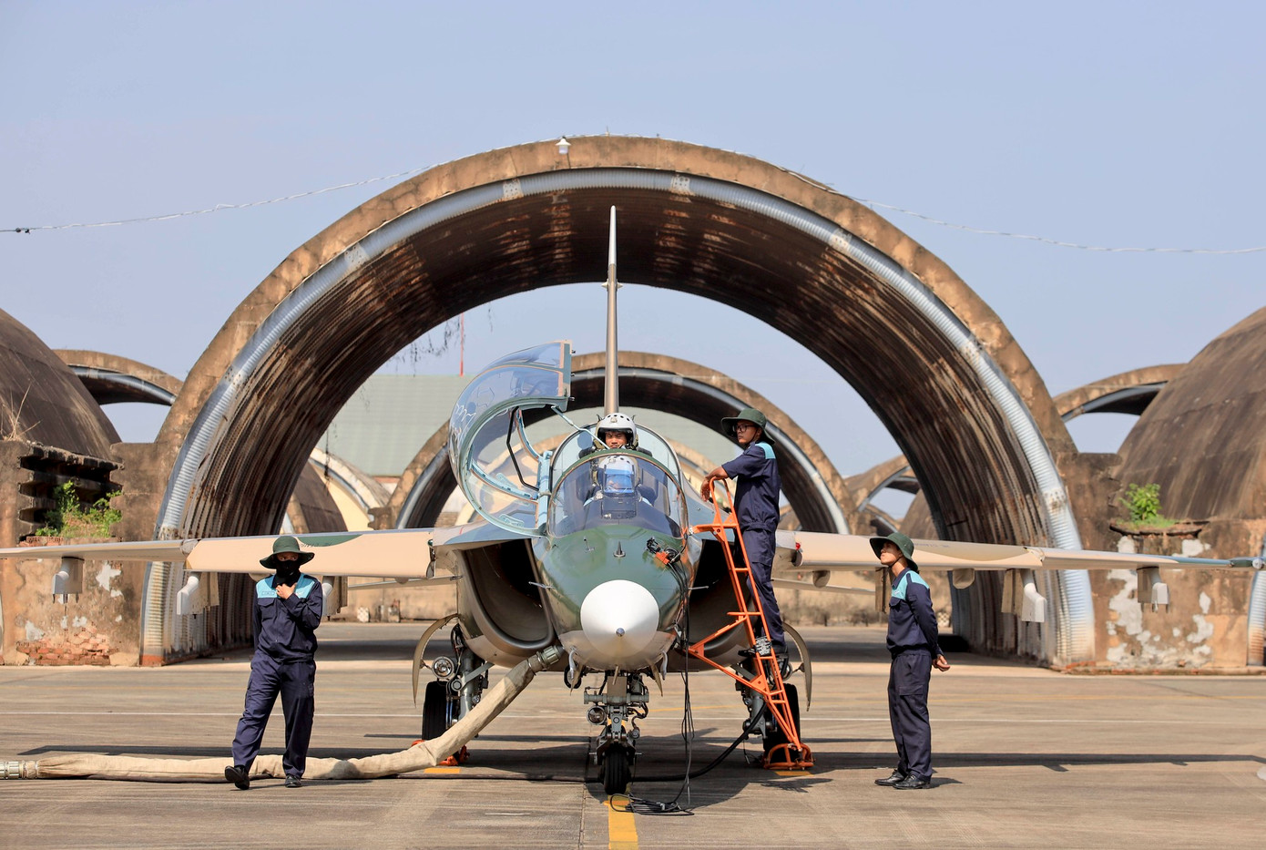 Các nhân viên kỹ thuật của máy bay Yak-130 kiểm tra an toàn kỹ thuật trước khi phi công cất cánh.