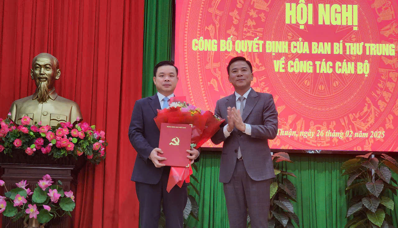 Ông Đỗ Trọng Hưng trao quyết định của Ban bí thư Trung ương Đảng, tặng hoa chúc mừng ông Đỗ Hữu Huy. Ông Đỗ Trọng Hưng trao quyết định của Ban bí thư Trung ương Đảng, tặng hoa chúc mừng ông Đỗ Hữu Huy.