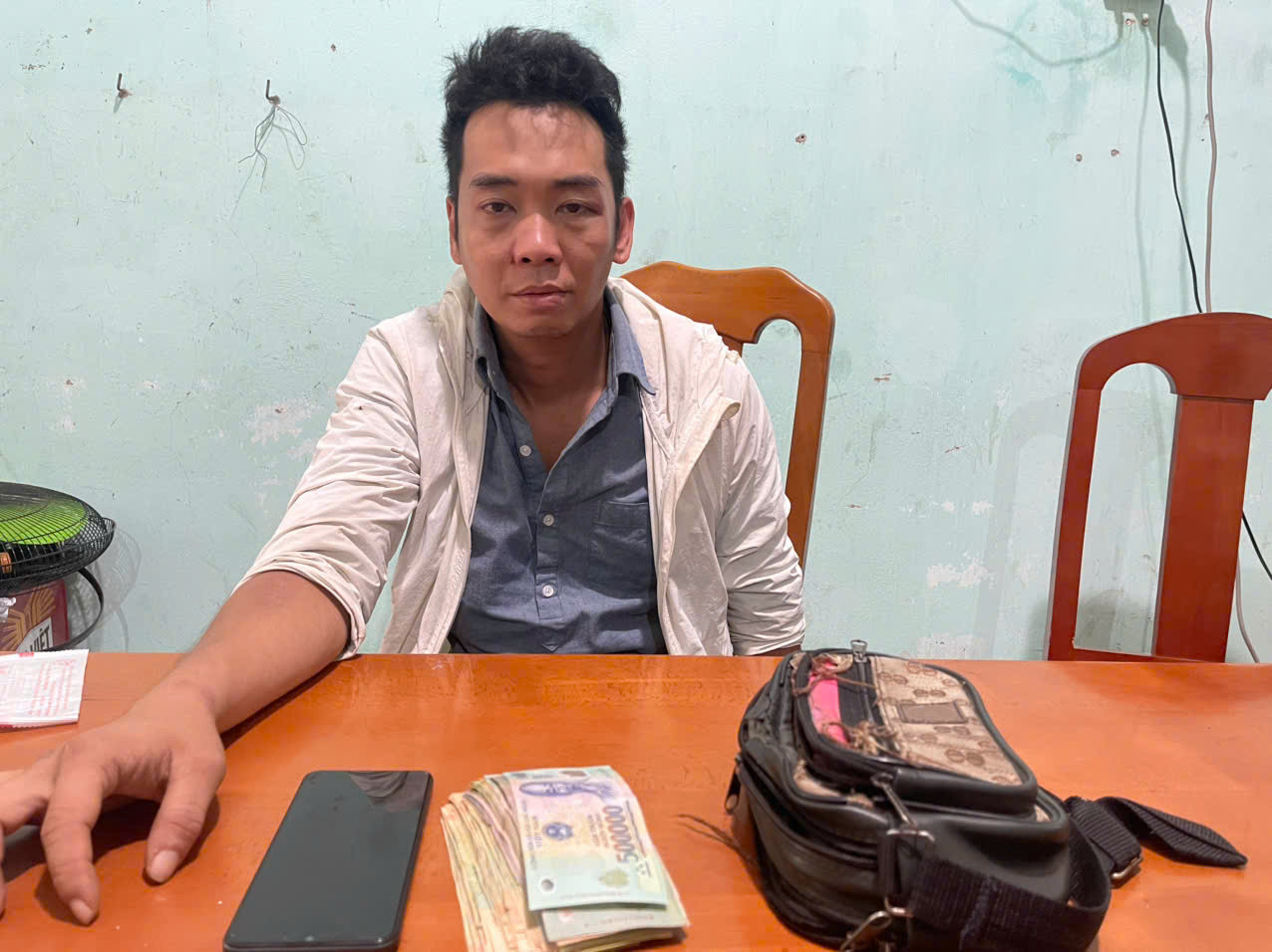 Đối tượng Đoàn Duy Sô cùng tang vật cướp giật bị thu giữ.