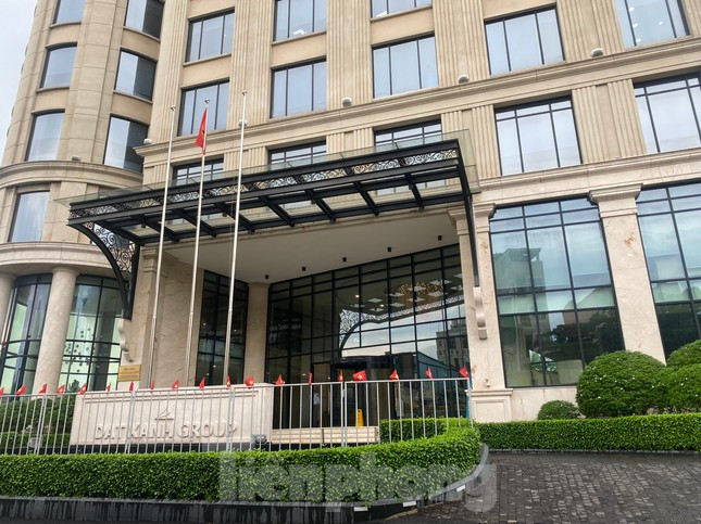 Tập đoàn Đất Xanh đang tìm kiếm nhà đầu tư mới cho 10,8 triệu cổ phiếu còn lại. Tập đoàn Đất Xanh đang tìm kiếm nhà đầu tư mới cho 10,8 triệu cổ phiếu còn lại.