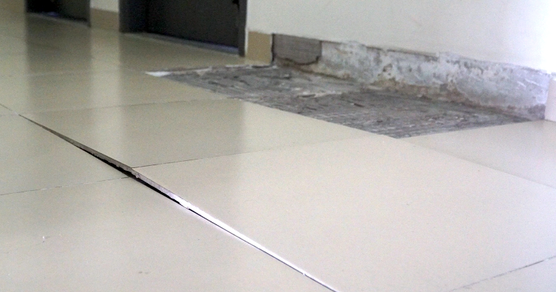 Gạch nền bị bong tróc. Gạch nền bị bong tróc.