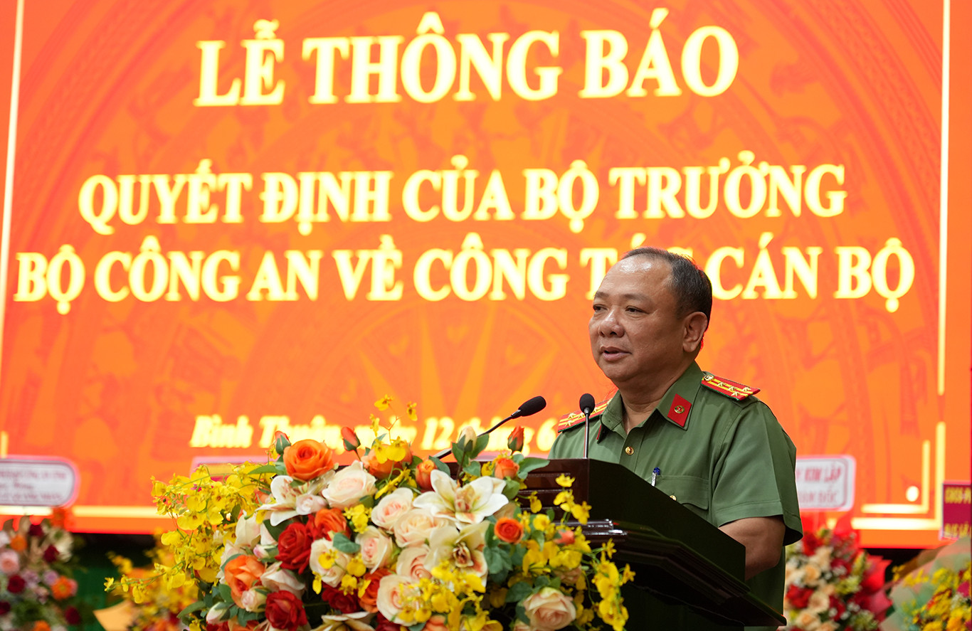 Đại tá Lê Quang Nhân phát biểu chia tay. Đại tá Lê Quang Nhân phát biểu chia tay.