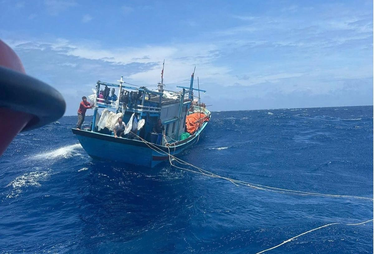 Tàu BP 11.19.01 tiếp cận tàu cá tại vị trí bị nạn. Tàu BP 11.19.01 tiếp cận tàu cá tại vị trí bị nạn.