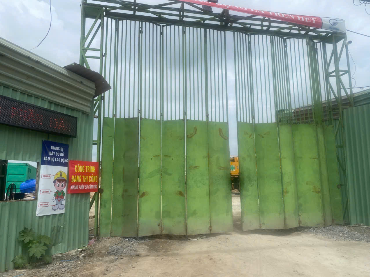 Cổng công trình Trường Tiểu học Trần Đại Nghĩa.